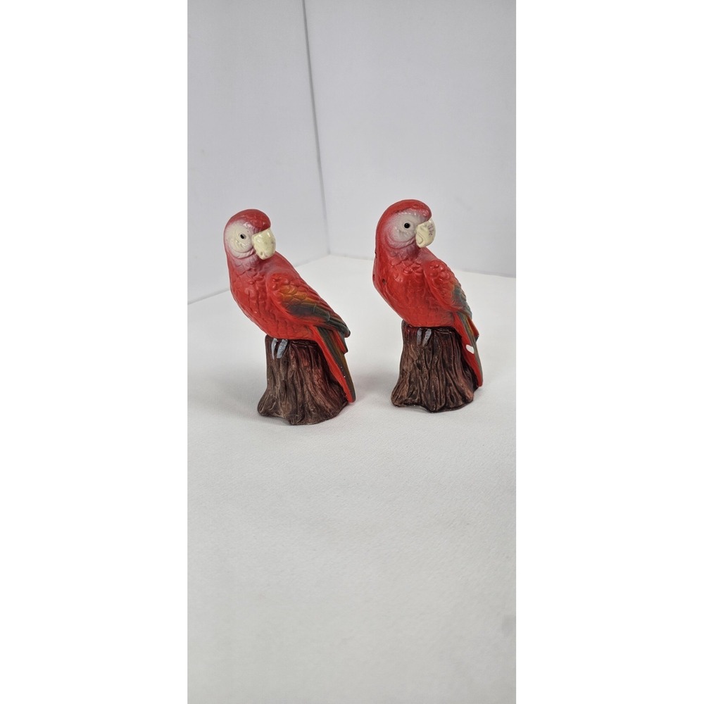 Vintage Salt‎ And Pepper Shakers Parrot Macaw Red from Mandalay Bay Casino
